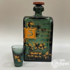 Штоф и стопа с изображениями веселящихся чертиков и с застольными поговорками.